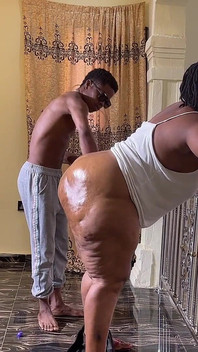 İri güzel kadın nine ve genç bir delikanlı