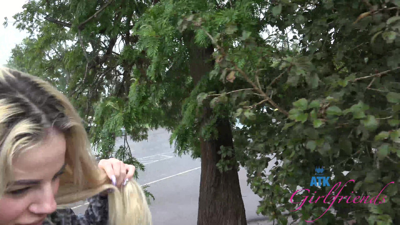 ATK Girlfriends: Bella honí velkého ptáka přímo v autě