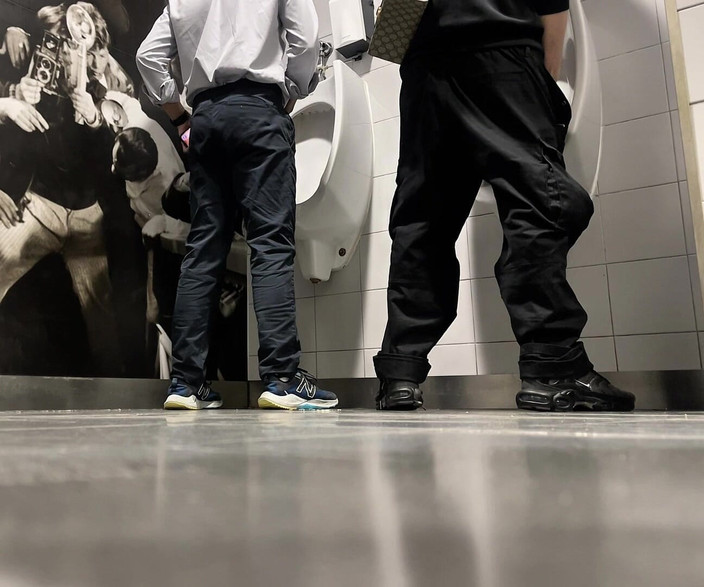 AmateurBoysPissing: День в публичных туалетах торгового центра