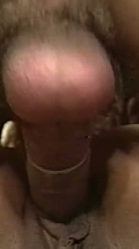 Tante seksi rambut keriting ini dientot setiap inci di meja