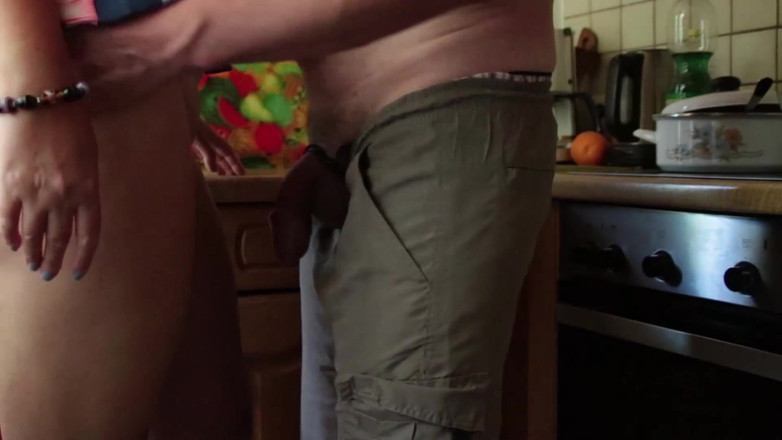 Mike Vonberg: Sex s nadrženou uklízečkou v kuchyni prázdninového apartmánu.