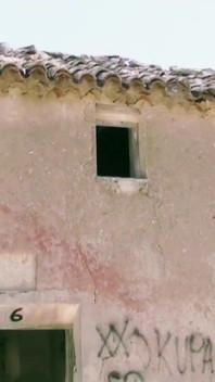 Frumusețea brunetă tatuată călărește pula iubitului ei