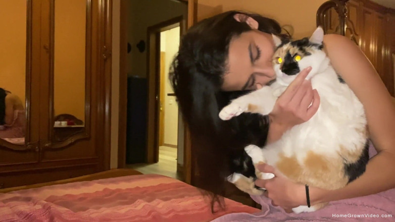 Homegrown Video: Sofia dostaje późno w nocy walenie w łóżku