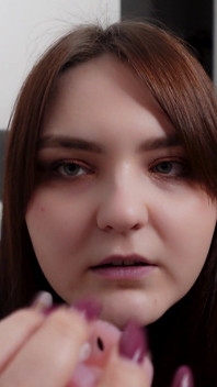 Paní si hraje s tvým pásem cudnosti na vysokých podpatcích