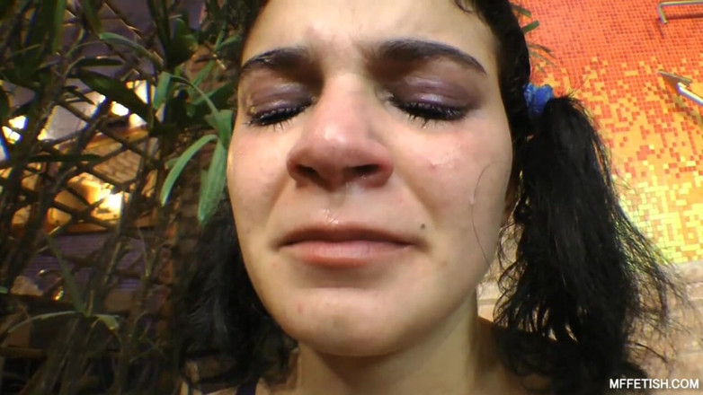 MF Fetish: Chica gigante Cinthia cabalga en dos ponygirls flacas