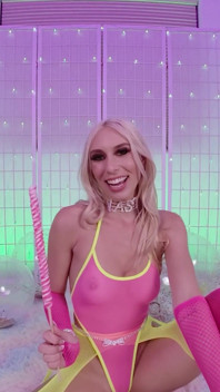 Kay Lovely, fille barbie sexy, se masturbe et suce une bite