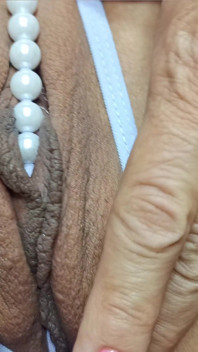 Ku w erotycznej bieliźnie Piękna pochwa w zbliżeniu z jej zabawkami, które doprowadzają ją do prawdziwego orgazmu squirting