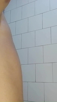 Jsem nadržená ve sprše po vysoké škole