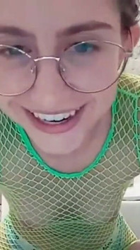 Cuspir no seu pau faz xixi duas vezes de salto alto durante show ao vivo