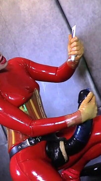 Helena distruge curul sclavului cu un vibrator negru imens de 14