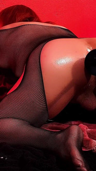 Jebanie mojego tyłka w pieska z pieprzoną maszyną i 9 w grubym dildo