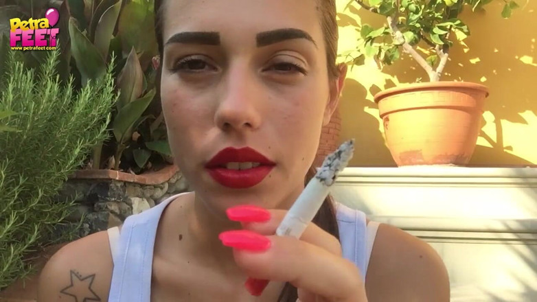 Smokin Fetish: Doza de nicotină pentru o brunetă uimitoare