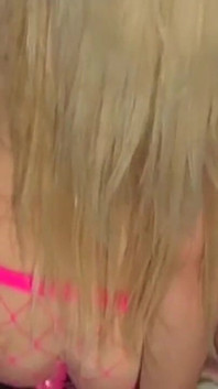 Curvă blondă în cușcă tonguing pizda picurătoare în plasă