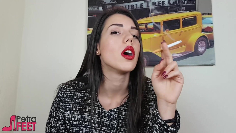 Smokin Fetish: İtalyan güzel sigara içmeyi seviyor