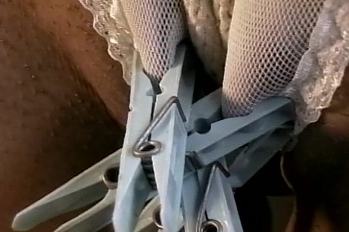 NM fetish femdom videos by Princess Nikki Cruel: Düzgün vücutlu kız aynı anda cezalandırılıyor ve şaplak yiyor