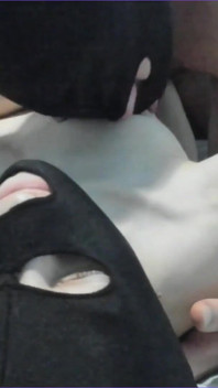 Sexy pár si něžně líže prsa a bradavky