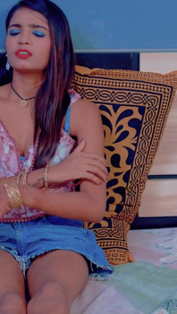 Adik tiri super seksi celah digoda oleh abang tirinya di atas katil
