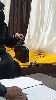 Bella ragazza in hijab che gioca con il cazzo dell'ufficiale per la firma