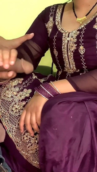 Bhojpuri 淫荡人妻一个人在家，我让她心情好，操了她的阴户，里面有 chum 的全重口味性爱