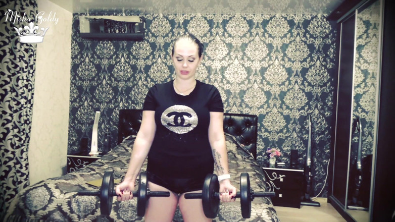 Goddess Misha Goldy: 101 ridicări de greutate se repetă pentru provocarea bicepsului!