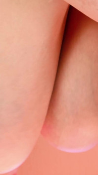 Accarezzo enormi tette oleose