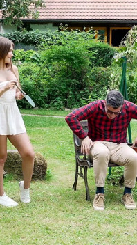 庭の熱:継娘が継父からアナルセックスを受ける