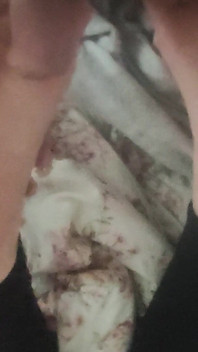 Gioca Con Le Suole Degli Amici Mentre Legge.