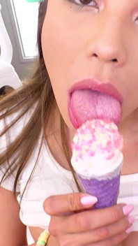 Sami Parker, jolie Asiatique, pipe profonde en POV et avalage de sperme