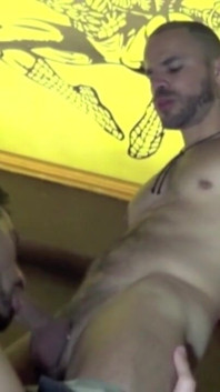 Sexy jongen geneukt door oudere latino-spier