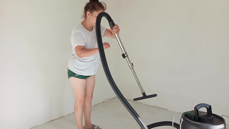 fartingclub01: PAWG flicka dammsuger i huset