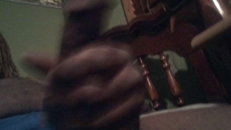 Dewon1981: Une bite sexy se caresse en solo avec éjaculation
