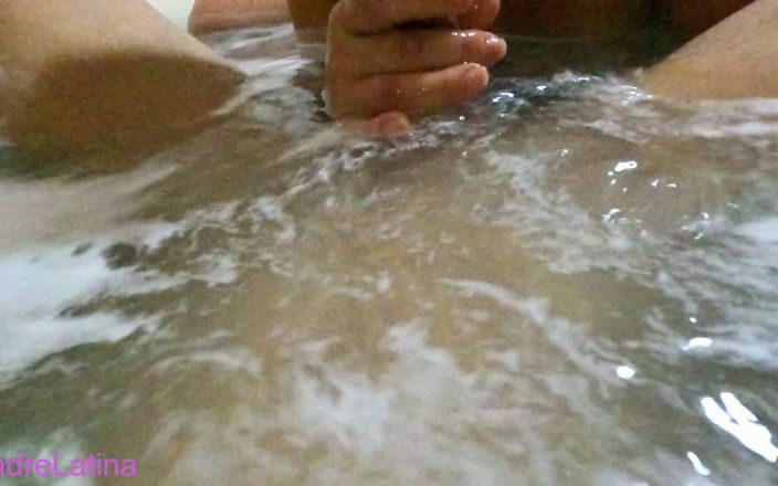 Gatita latina: Làm tình trong bể sục