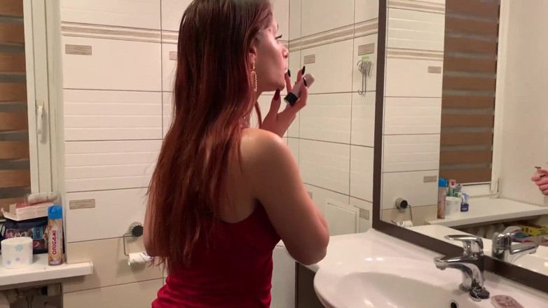 Petite Princesses Femdom: 穿着红色礼服的女主人Sofi使用椅子奴隶 - 忽略坐脸调教