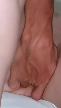 Masturbuje mokrou kundičku