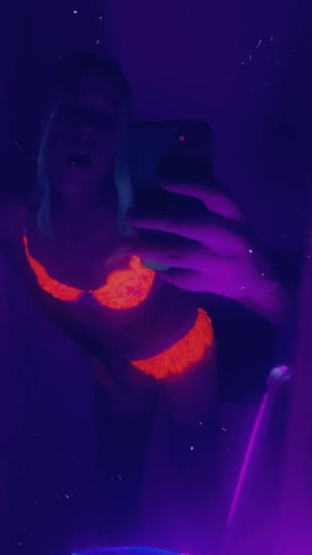 CarmenMelatonin: Gadis rave merah muda ingin bermain