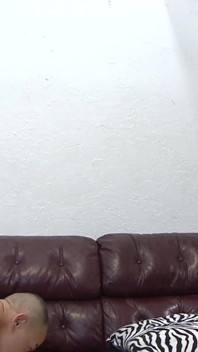 La seducente ragazza mora si fa divorare la figa per avere un orgasmo tremante