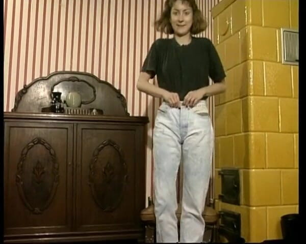 YOUR FIRST PORN: 剛毛むくじゃらのローラが初めてラテックスを着る