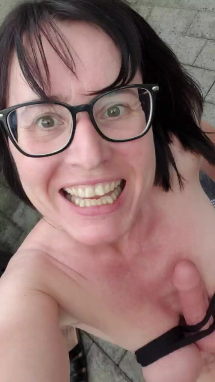 JulieEroticDress: Julie Memanjakan Penis Dan Menyemprotkan