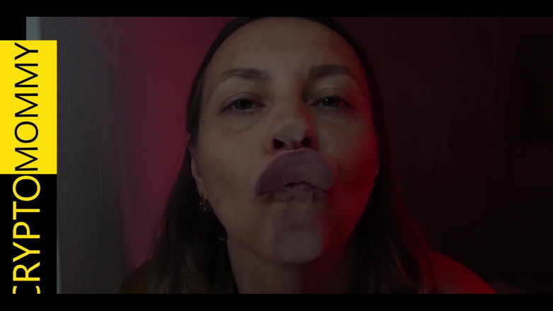 Crypto Mommy: Милфа лижет огурку глубокой глоткой, выпуклые глаза