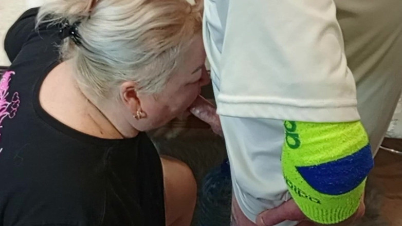 Zona901: Šukání mé macechy do úst v kuchyni a stříkání