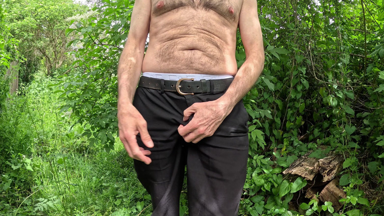 Rockardglans: Gran polla sin cortar masturbándose en el bosque con pantalones...