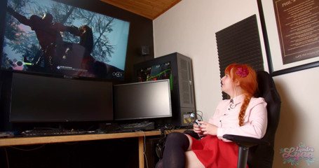 Lyndra Lynn: Horny gamer girl