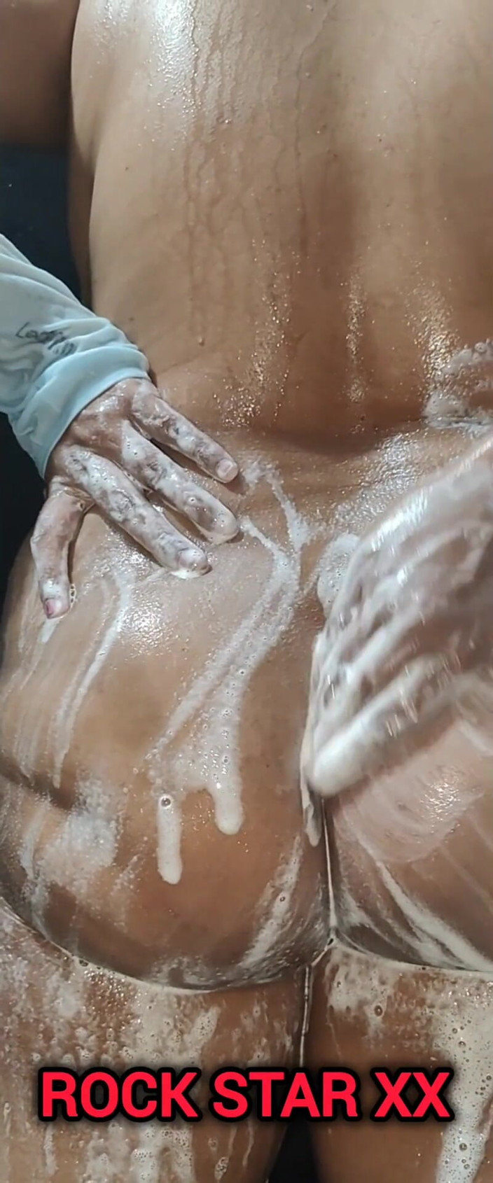 Rack star XX: Sora vitregă Desi Mallu face duș complet nud