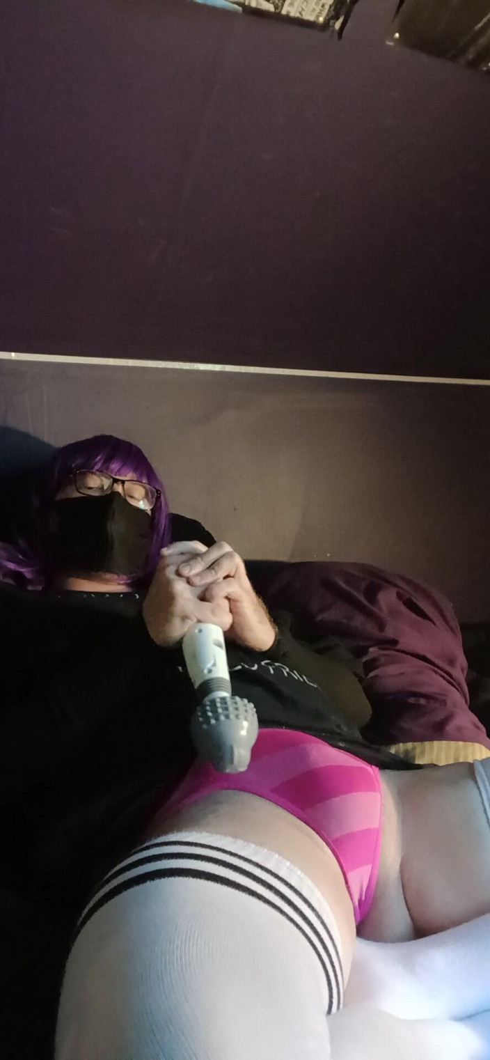 Raven LeSynn: Vibrator melancap dan pancut melalui seluar dalam dengan Raven Letrap