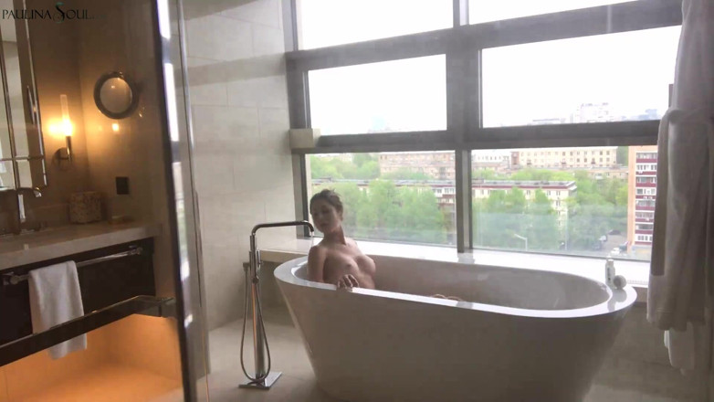 Paulina Soul: Une fille sensuelle se masturbe la chatte en jet d'eau...