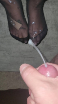 Istri semok latina dicrot di kaki setelah nyepong kontol istrinya sambil pakai stoking ketat dan lingerie seksi