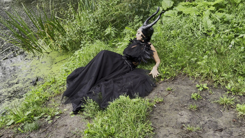 Monika Fox: Memek maleficent monika fox dientot habis-habisan sama stafnya pakai dildo...