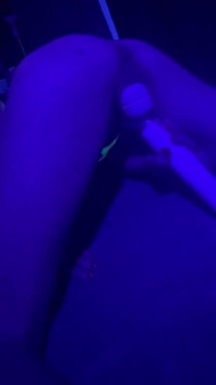 Une belle-mère sexy se laisse aller au club derrière son mari