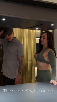 Yeni mutfağında ona yardım ettim ve sonunda benim/Danner Mendez ve Iris Rodriguez'in üstüne geldi