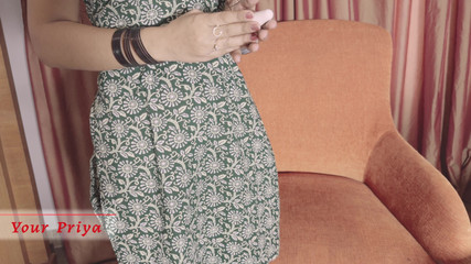 Your Priya: Ateşli hizmetçi Priya sahibi onu Hintçe ses kaydıyla baştan çıkardığında vibratörün...